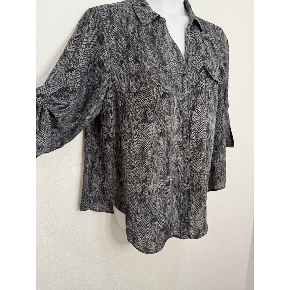 Torrid Womens Georgette Blouse Top Button Front 2 2X Snake Skin Gray Chiffon EUC - Picture 2 of 8